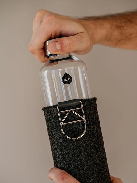 Skleněná lahev s plstěným obalem EQUA Silver 750 ml
