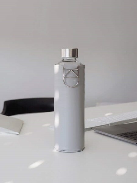 Skleněná lahev s obalem z umělé kůže EQUA Grey Dove 750 ml