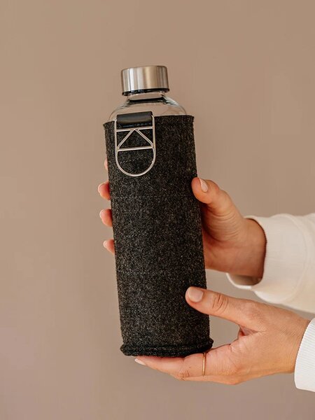 Skleněná lahev s plstěným obalem EQUA Silver 750 ml