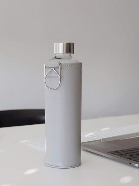 Skleněná lahev s obalem z umělé kůže EQUA Grey Dove 750 ml