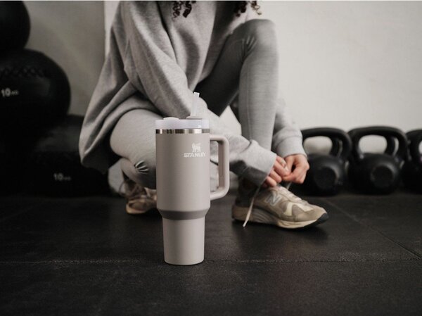Světle šedá termoska s brčkem z nerezové oceli 890 ml Quencher H2.O FlowState™ Tumbler Ash – Stanley