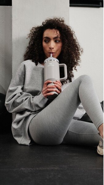 Světle šedá termoska s brčkem z nerezové oceli 890 ml Quencher H2.O FlowState™ Tumbler Ash – Stanley