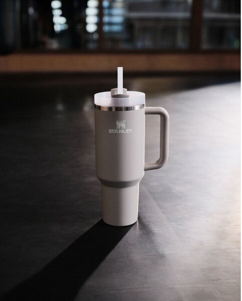 Světle šedá termoska s brčkem z nerezové oceli 890 ml Quencher H2.O FlowState™ Tumbler Ash – Stanley