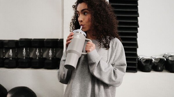 Světle šedá termoska s brčkem z nerezové oceli 890 ml Quencher H2.O FlowState™ Tumbler Ash – Stanley