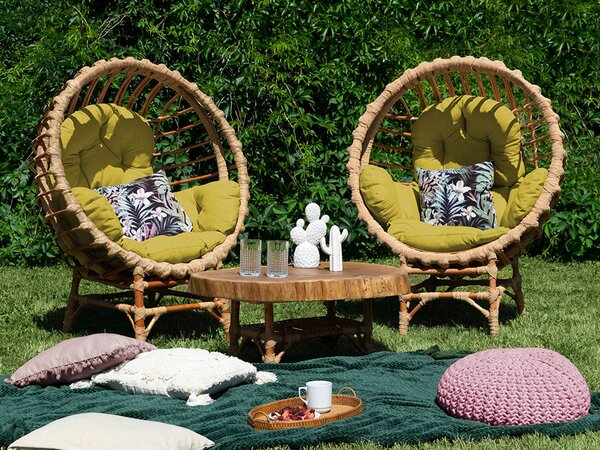 Benlemi Zahradní sada: Dvě přírodní proutěná křesla LAURA a masivní odkládací stolek DAVE Zvolte barvu: Hořčicová, Zvolte tvar stolku: Oválný