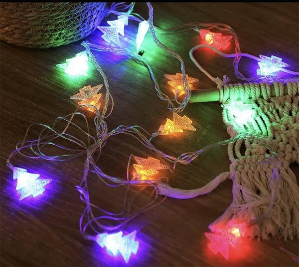 HJ Svítící LED řetězový závěs s ozdobnými vánočními stromečky LED barva: RGB