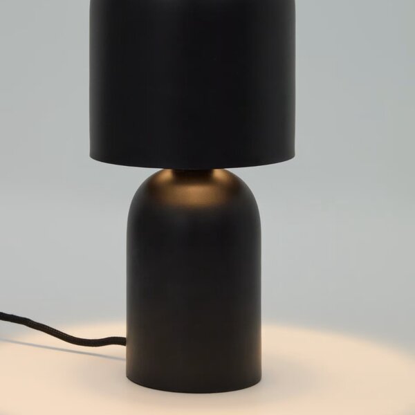 Černá kovová stolní lampa Kave Home Monze