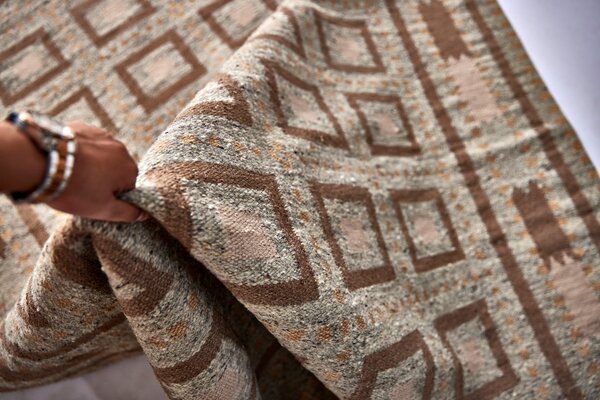 Diamond Carpets India, Ručně vázaný kusový koberec Guggenheim DESP P81 Brown Natural, 80x150, hnědá, chodba / předsíň