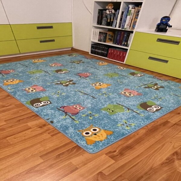 Dětský koberec Sovička SILK 5298 tyrkys 1 m2 Sovička Silk 5298 BEZ OBŠITÍ 1 m2 Sovička Silk 5298 BEZ OBŠITÍ