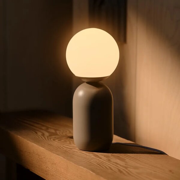 Nordlux Opálově bílá skleněná stolní lampa Notti se světle hnědou podstavou