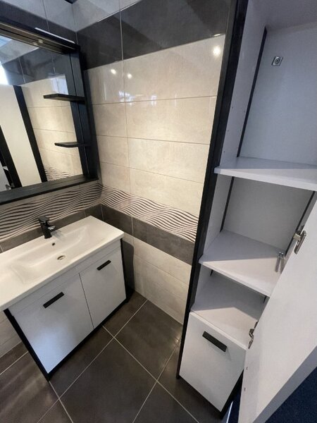 Lavedo Broadway Black 33 vysoká skříňka do koupelny s košem