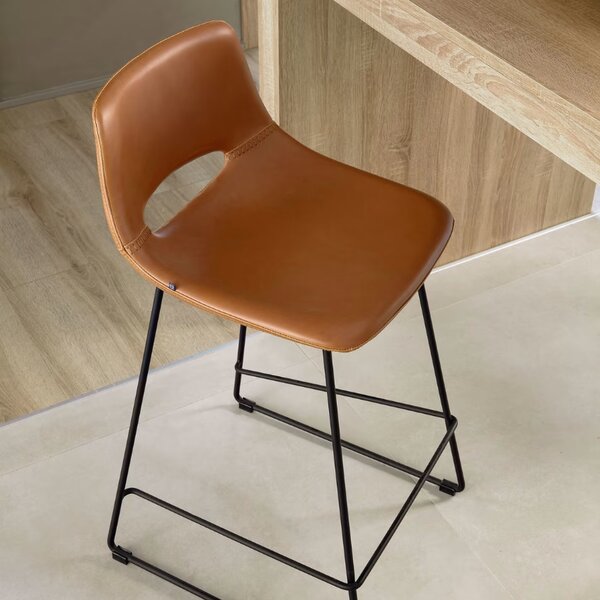 Koňakově hnědá koženková barová židle Kave Home Zahara 76 cm