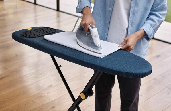 Joseph Joseph Modré žehlící prkno Glide Compact Plus 110 cm