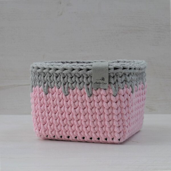 Háčkovaný košík růžovo šedý (úložný košík)