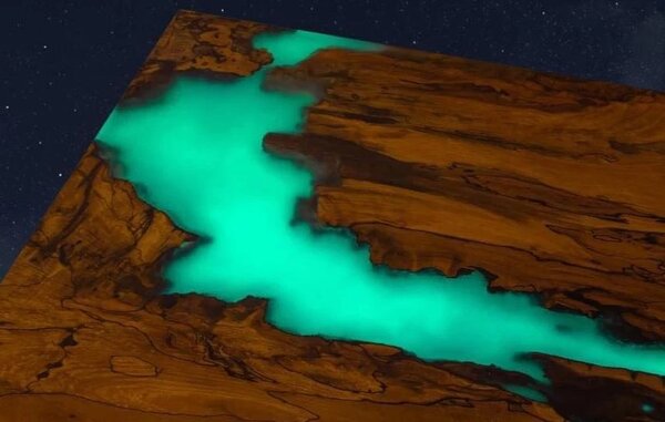 Konferenční stůl PLANETÁRIUM ze špaltovaného buku a fluorescenční epoxidové pryskyřice 96x59