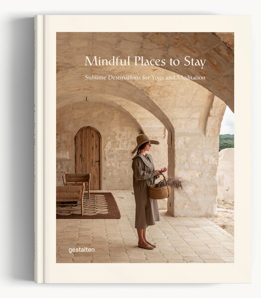 Kniha na konferenční stolek Mindful Places to Stay