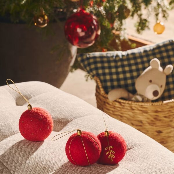 Set tří červených plstěných vánočních ozdob Kave Home Breshi 5 cm