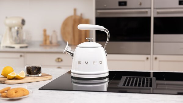 Smeg WKF01BL Varná konvice s píšťalkou 50's Style černá