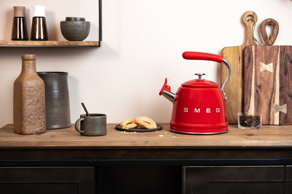 Smeg WKF01BL Varná konvice s píšťalkou 50's Style černá