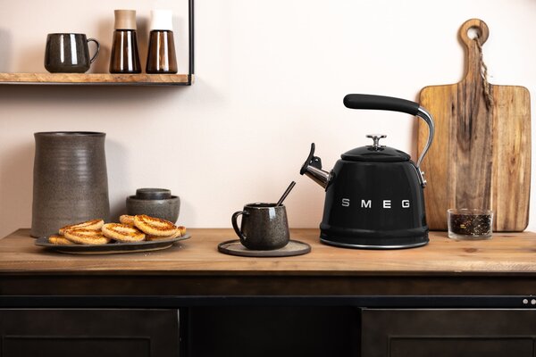 Smeg WKF01BL Varná konvice s píšťalkou 50's Style černá