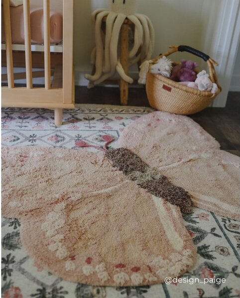 Světle růžovo-béžový pratelný ručně tkaný bavlněný dětský koberec 90x120 cm Baby Butterfly – Lorena Canals