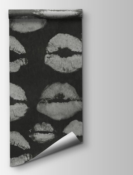 Fototapeta Černobílé pozadí s otisky rtěnky, Abstraktní fototapety, Populární fototapety - Tapeko.co.cz