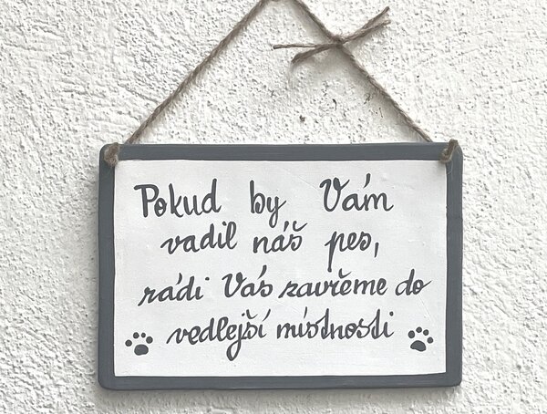 Cedulka pro pejskaře větší Pokud by Vám vadili naši psi,... Keramika Andreas Nápis: Pokud by Vám vadili naši psi, rádi Vás zavřeme do vedlejší…
