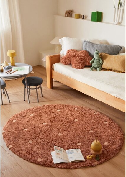 Pratelný ručně tkaný bavlněný dětský koberec v cihlové barvě ø140 cm Round Dot Chestnut – Lorena Canals