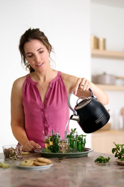 KitchenAid 5KEK1222EAC Rychlovarná konvice Stella krémová