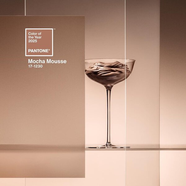 Světle hnědý porcelánový šálek na cappuccino 175 ml Mocha Mousse 17-1230 – Pantone