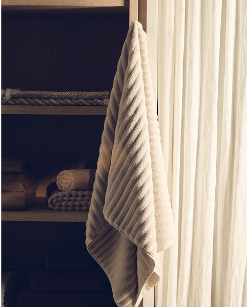 Béžová froté bavlněná osuška 70x140 cm Navira – Kave Home