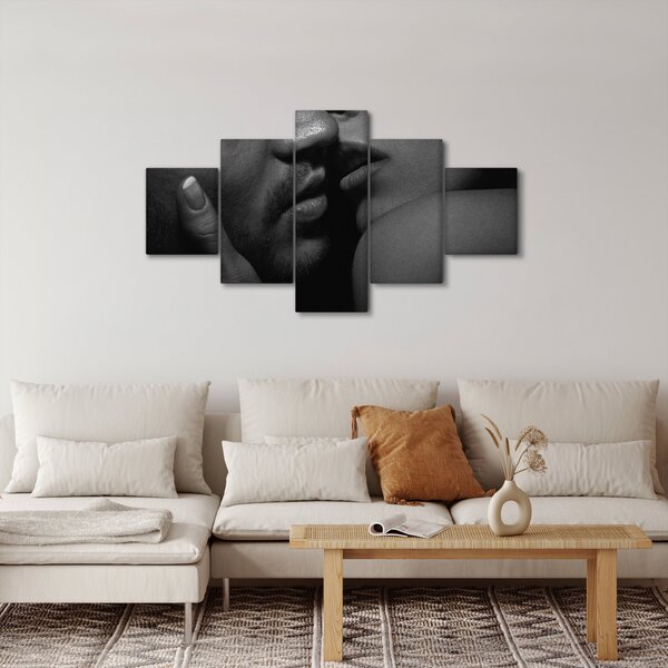 Obraz - Polibek, černobílá fotografie (125x70 cm)