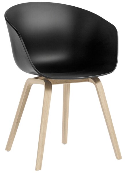 HAY Černá plastová židle AAC 22 s dubovou podnoží