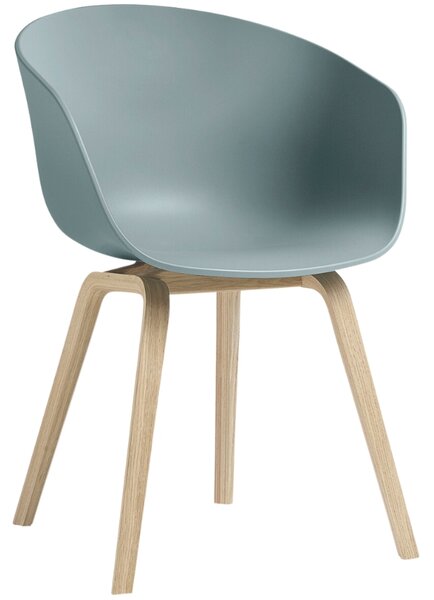 HAY Světle modrá plastová židle AAC 22 s dubovou podnoží