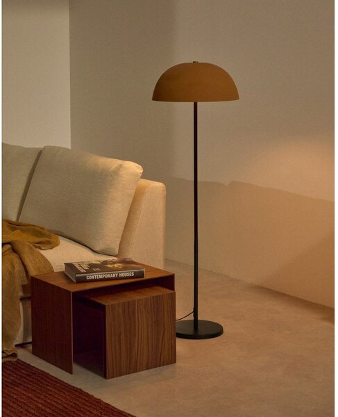 Stojací lampa v terakotové barvě s kovovým stínidlem (výška 140 cm) Nibla – Kave Home