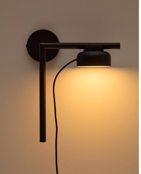 Černé kovové LED stmívatelné nástěnné svítidlo do zásuvky Orey – Kave Home