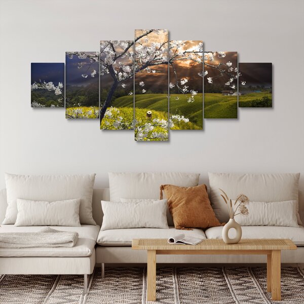 Obraz - Rozkvetlý strom v krajině (210x100 cm)