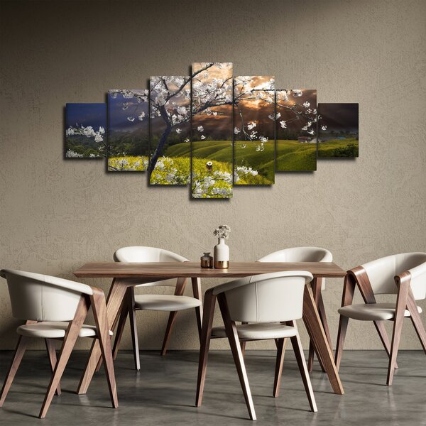 Obraz - Rozkvetlý strom v krajině (210x100 cm)