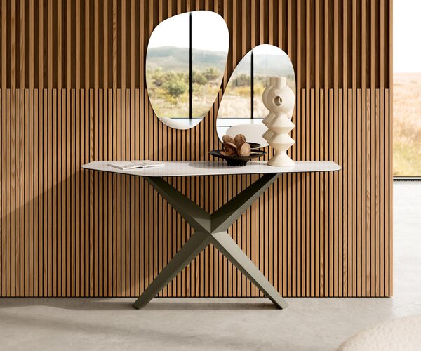 DELIFE Konzolový stůl Edge polygonální 140×50 cm keramika onyx champagne Zentharo kov titanová barva
