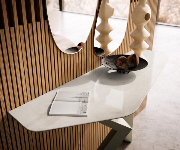 DELIFE Konzolový stůl Edge polygonální 140×50 cm keramika onyx champagne Zentharo kov titanová barva