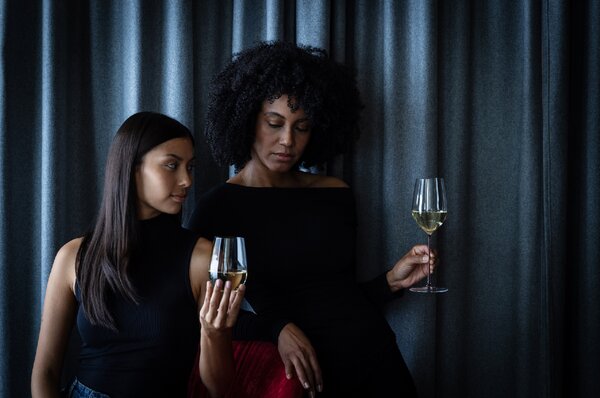 Sklenice RIEDEL Fatto a Mano Riesling/Zinfandel Dragon Red 409 ml – na aromatická bílá a lehčí červená vína, 1 ks 4900/15DR