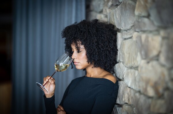 Sklenice RIEDEL Fatto a Mano Riesling/Zinfandel Dragon Red 409 ml – na aromatická bílá a lehčí červená vína, 1 ks 4900/15DR