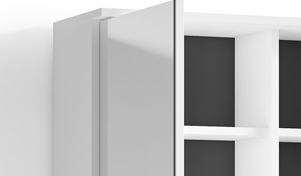 ByLIVING Koupelnová zrcadlová skříňka WELLNESS s LED osvětlením a zásuvkou / Moderní jednodveřová zrcadlová nástěnná skříňka z bílého melaminu / Nástěnná skříňka se zrcadlovými dvířky / Š 60, V 61, H 28 cm