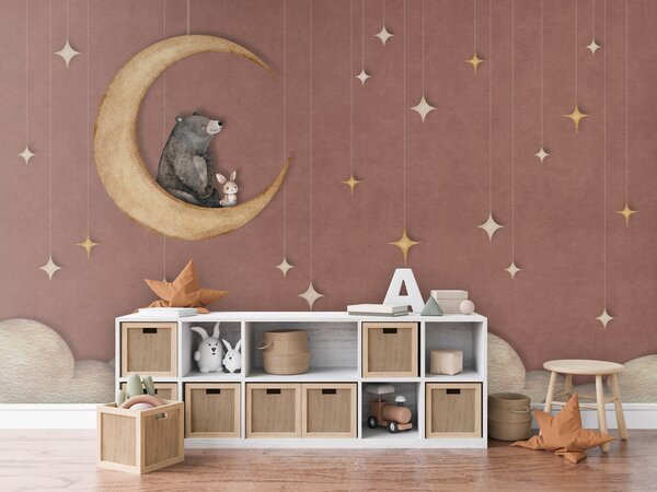 FUGU Dětská tapeta Medvídek na měsíci a hvězdy růžová – Bear on the Moon Pink Materiál: Digitální eko vlies - klasická tapeta nesamolepicí