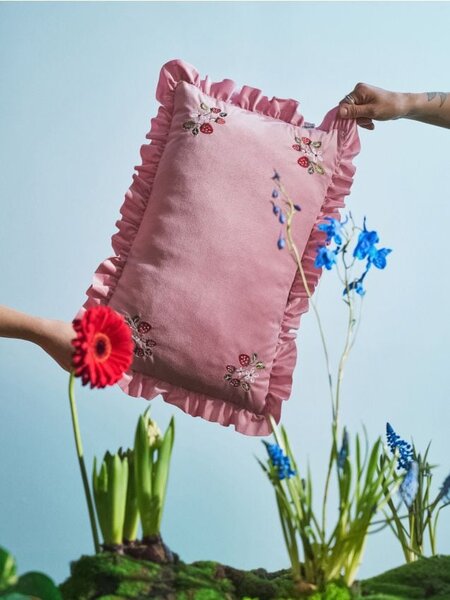 Sinsay - Polštář s květinovou výšivkou a volánky - pastelová růžová