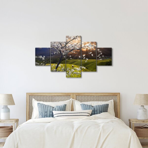 Obraz - Rozkvetlý strom v krajině (125x70 cm)