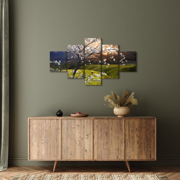 Obraz - Rozkvetlý strom v krajině (125x70 cm)
