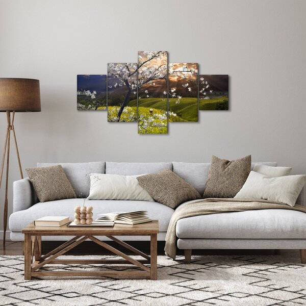 Obraz - Rozkvetlý strom v krajině (125x70 cm)