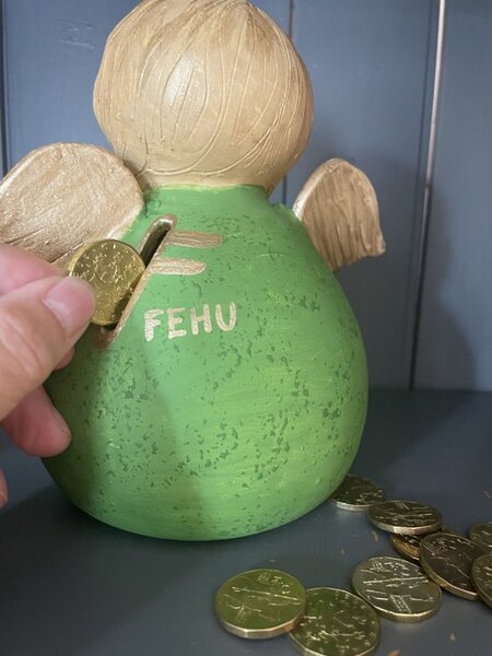 Andělka Zlatěnka – kasička s runou Fehu