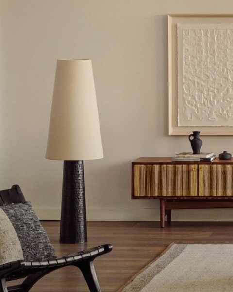 Černo-krémová stojací lampa s textilním stínidlem (výška 129 cm) Senni – Kave Home